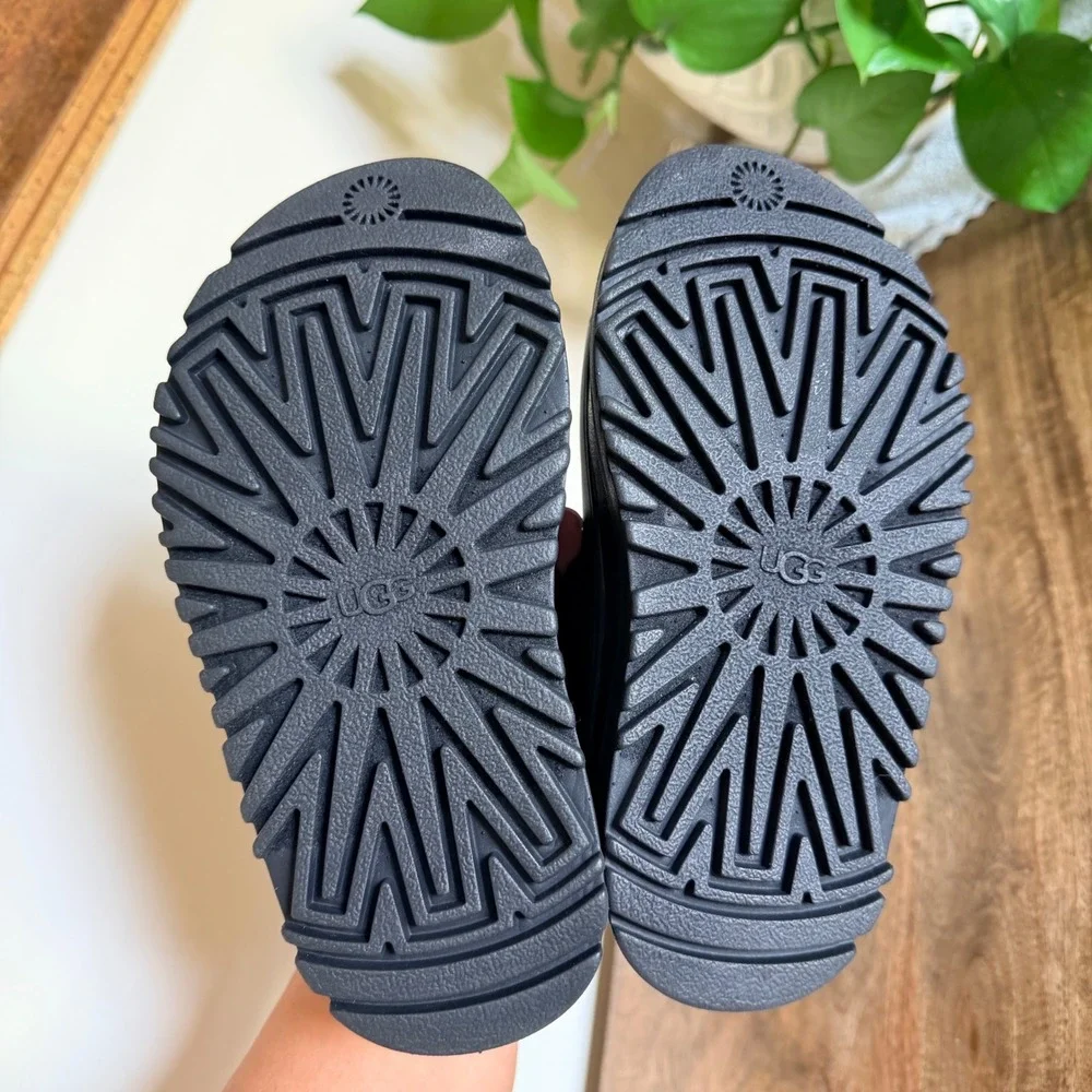 UGG GoldenGlow Sandal Kids 11 Black Sporty Water-Friendly Lug Sole Strappy Shoe